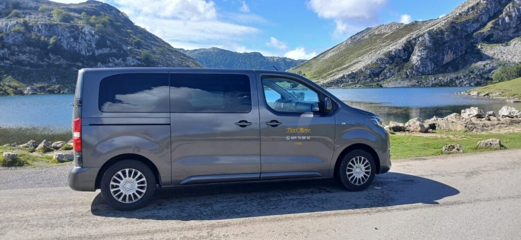 Taxi Rojo preparado para excursiones y rutas en Asturias