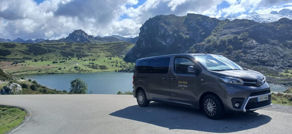 Vehículo de Taxi Rojo para traslados a rutas de montaña en Asturias