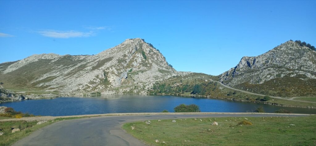 Vista panorámica del Lago Enol y las montañas de los Lagos de Covadonga