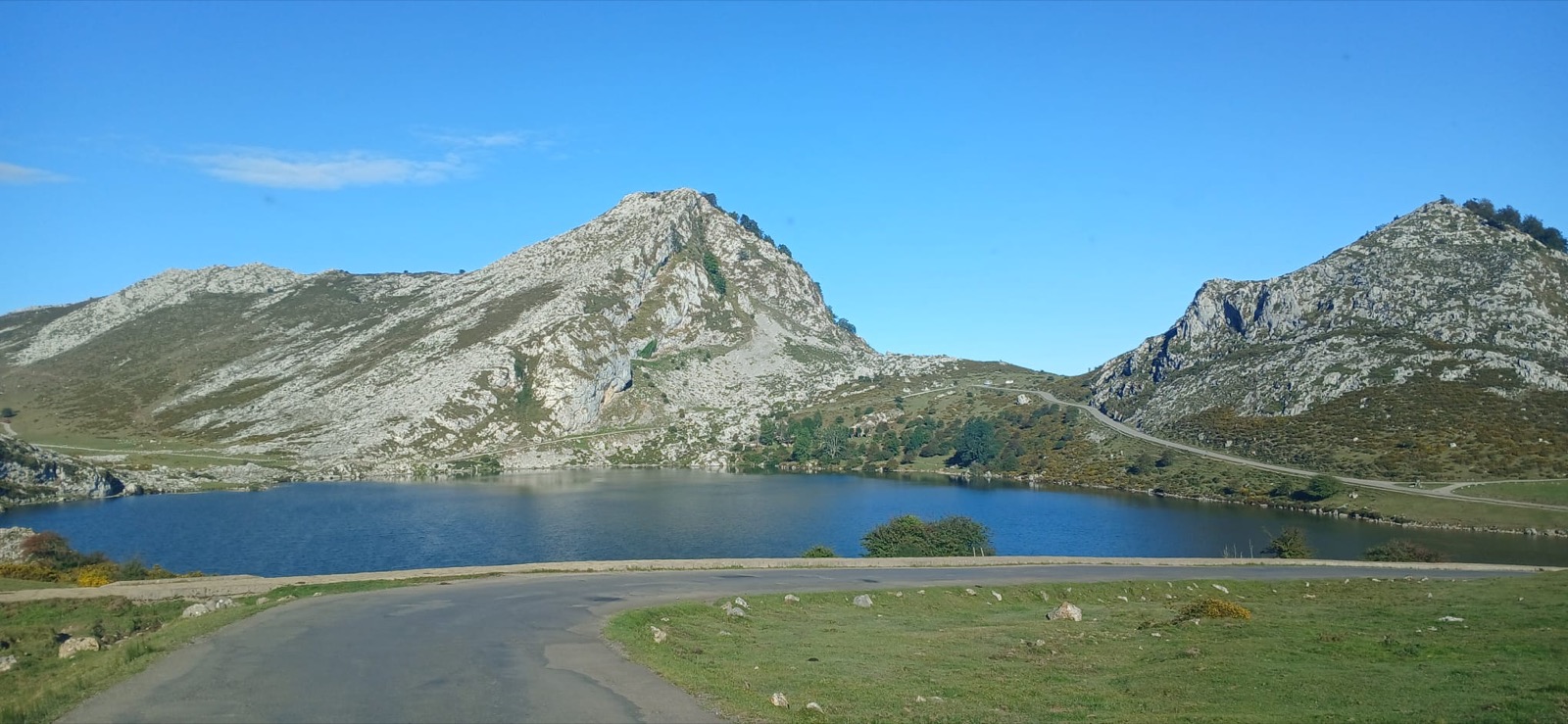 Vista panorámica del Lago Enol y las montañas de los Lagos de Covadonga