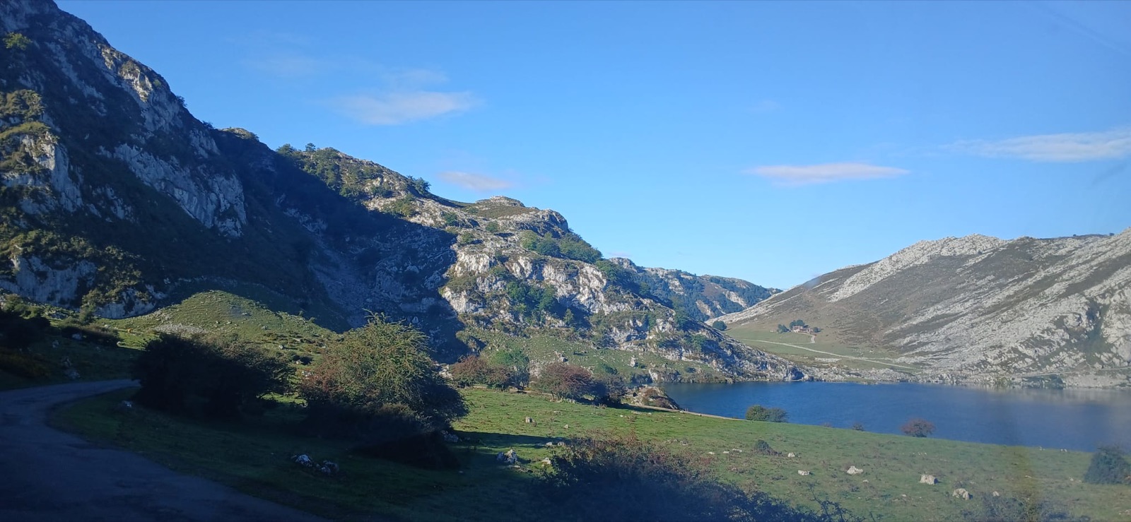 Montañas reflejadas junto al Lago Enol en Covadonga