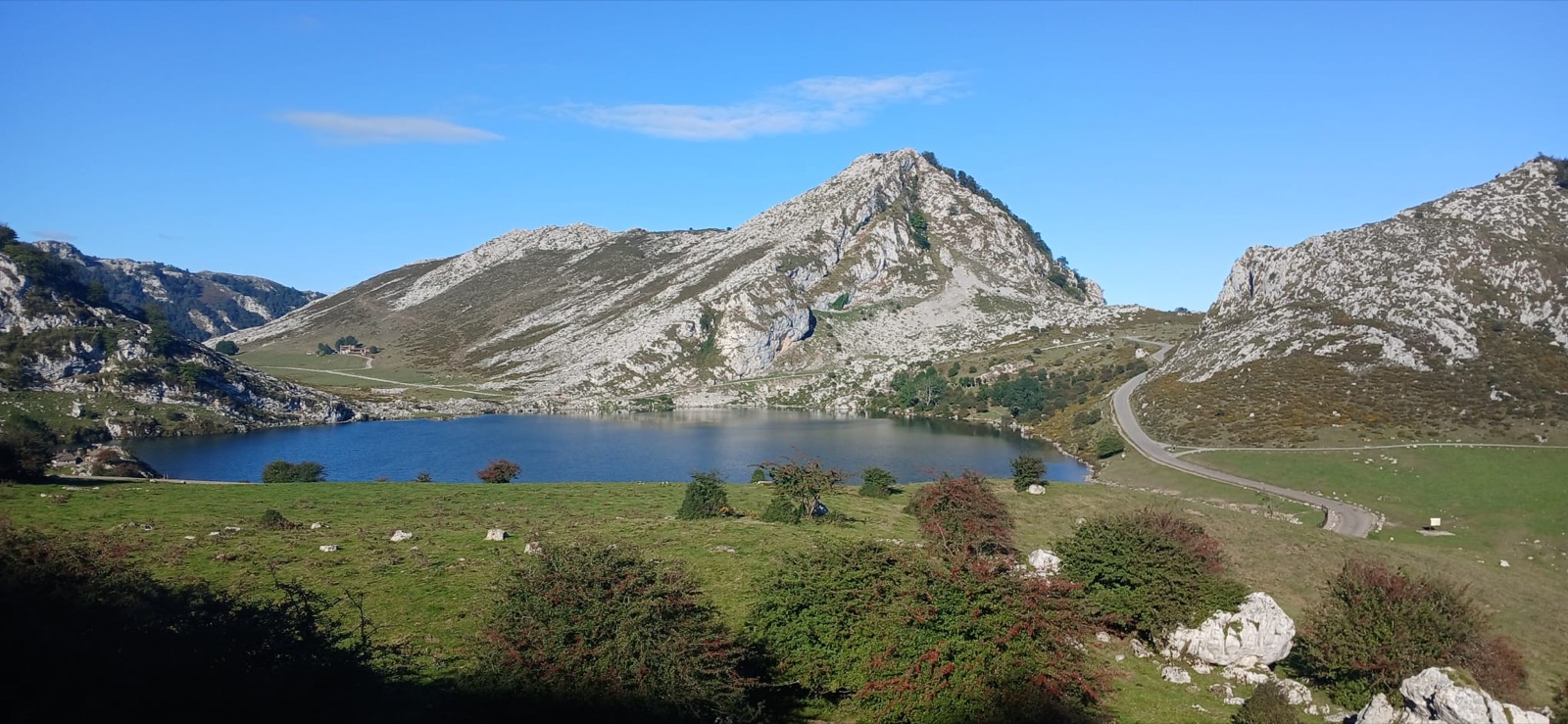 Lago Enol y carretera de acceso en los Lagos de Covadonga