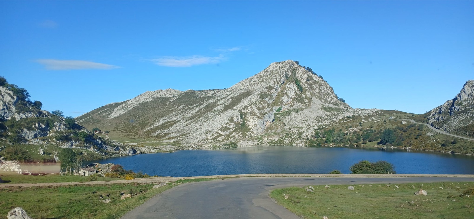 Panorámica de montaña y Lago Enol en los Picos de Europa