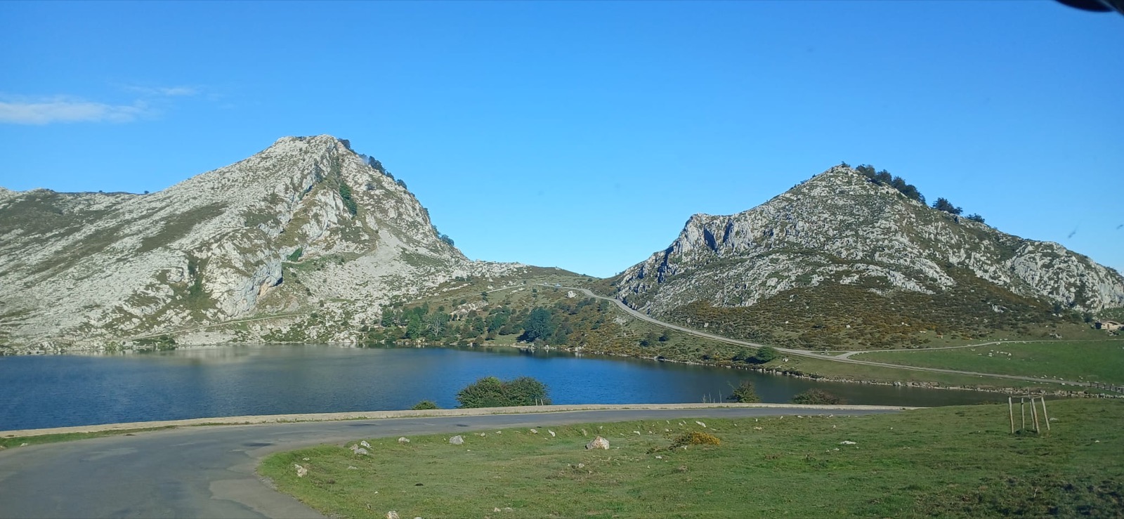 Vista amplia del Lago Enol y las montañas de Covadonga